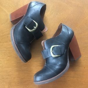 Korks Kork-ease black leather booties